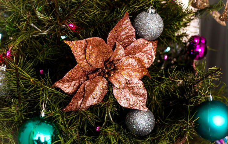 The Ultimate Christmas Decorations Guide: How to Choose the Best Ornaments and Artificial Trees