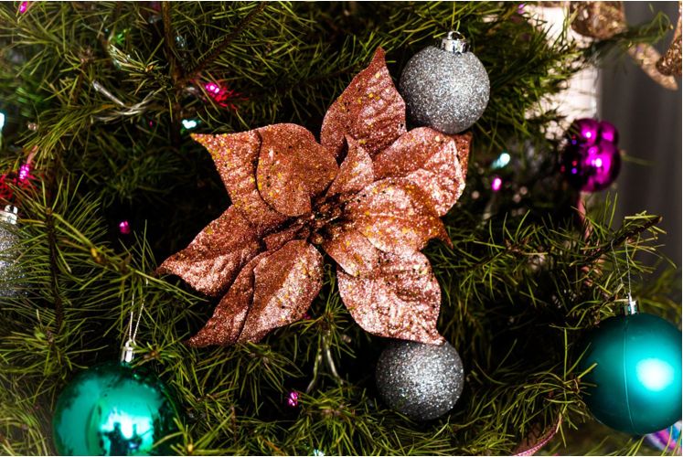 The Ultimate Christmas Decorations Guide: How to Choose the Best Ornaments and Artificial Trees